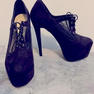 Size US 8.5 heels